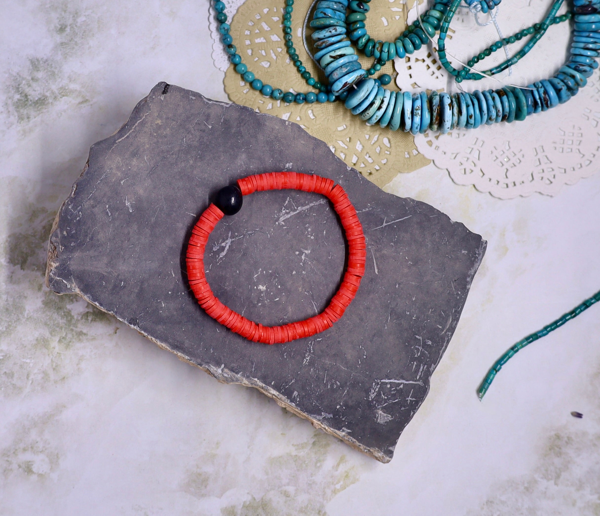 Heishi Barro Negro and Red Bracelet